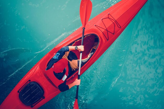 Vue d'angle élevé de l'homme en kayak sur le lac