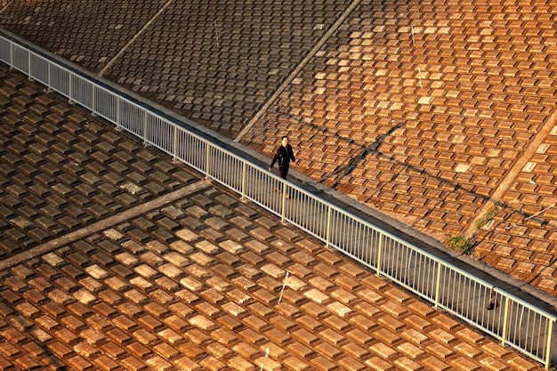 Vue d'angle élevé d'un homme marchant sur le sentier par le toit