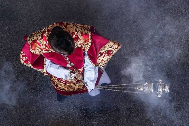 Photo vue d'angle élevé d'un homme mûr debout dans des vêtements traditionnels sur la rue