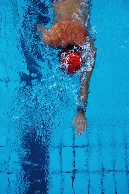 Photo vue d'angle élevé d'un homme nageant dans une piscine
