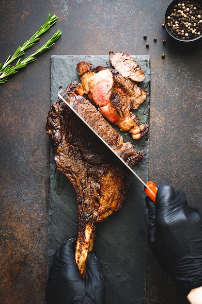 Vue d'angle élevé d'un homme préparant de la nourriture sur un barbecue