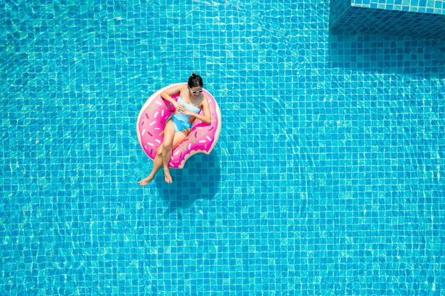 Vue d'angle élevé d'un homme sautant dans une piscine