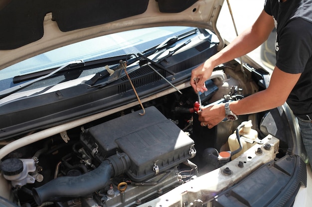 Vue d'angle élevé de l'homme travaillant sur la voiture