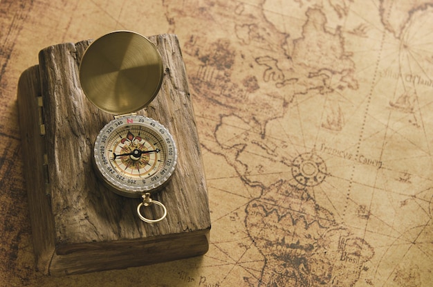 Vue d'angle élevé de l'horloge sur le mur