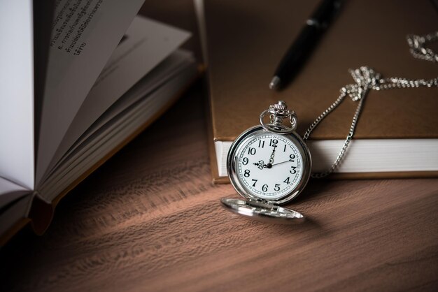 Vue d'angle élevé de l'horloge sur la table