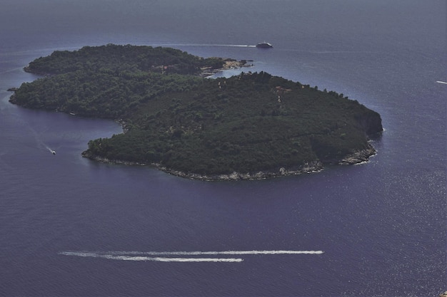 Photo vue d'angle élevé de l'île au milieu de la mer