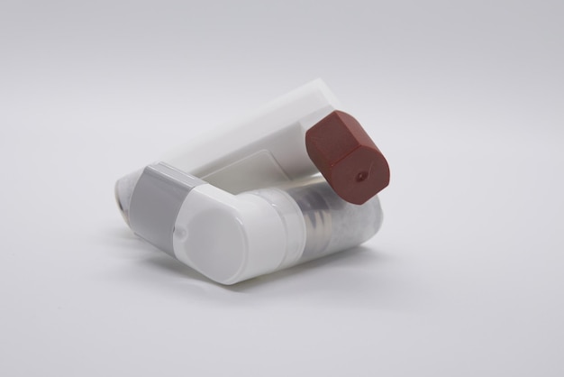 Vue d'angle élevé de l'inhalateur d'asthme sur fond blanc
