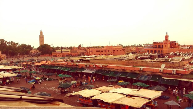 Photo vue d'angle élevé de jemaa el-fnaa contre un ciel clair