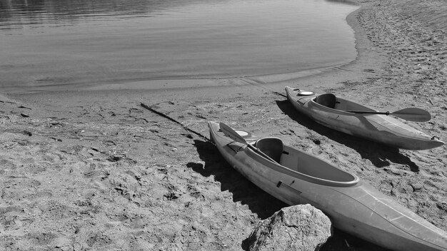 Photo vue d'angle élevé des kayaks amarrés sur la plage.