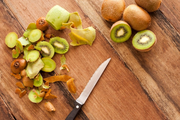 Vue d'angle élevé des kiwis sur la table