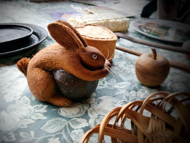 Vue d'angle élevé d'un lapin fait à la main avec une sculpture en bois