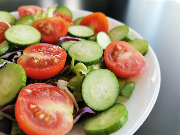 Photo vue d'angle élevé des légumes hachés dans l'assiette