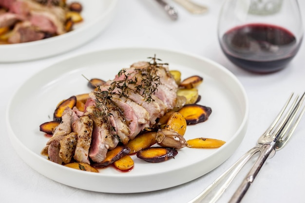 Photo vue d'angle élevé des légumes et de la viande servis dans l'assiette sur la table