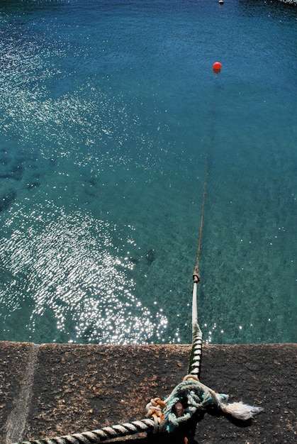 Photo vue d'angle élevé de la ligne de pêche depuis le port