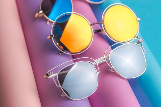 Vue d'angle élevé des lunettes de soleil sur la table