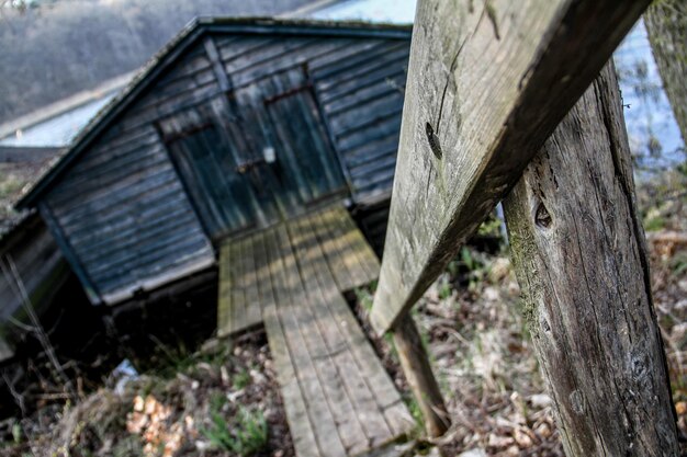 Photo vue d'angle élevé d'une maison en bois abandonnée