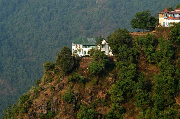 Vue d'angle élevé d'une maison située sur une colline dans la forêt de Mussoorie
