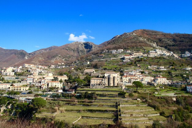 Photo vue d'angle élevé des maisons et des bâtiments contre le ciel bleu