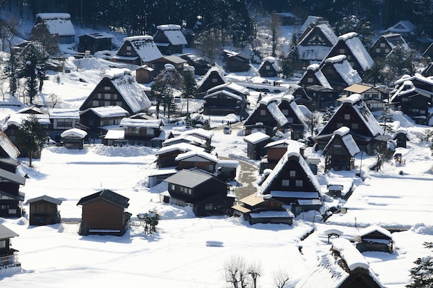 Photo vue d'angle élevé des maisons et des bâtiments couverts de neige dans la ville