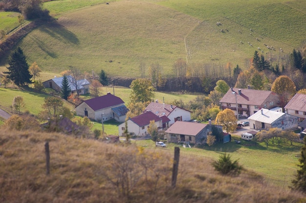 Photo vue d'angle élevé des maisons dans le champ