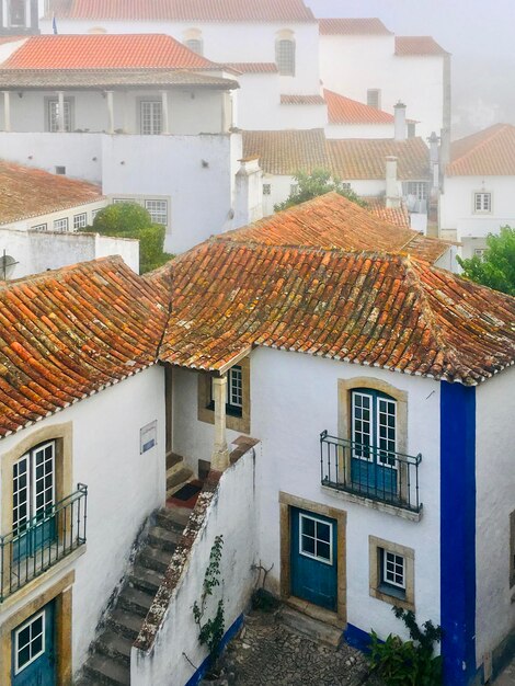 Vue d'angle élevé des maisons par la ville couverte de neige