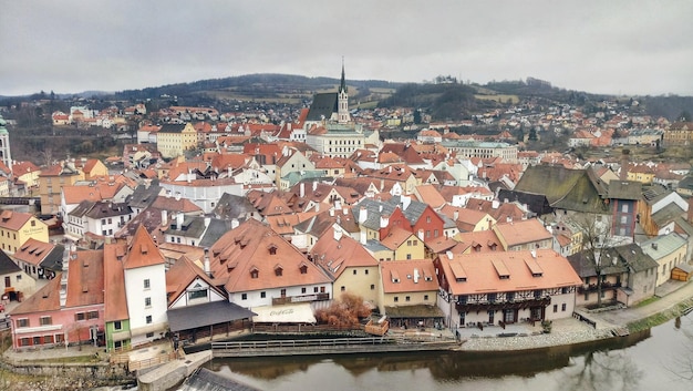 Vue d'angle élevé des maisons de la ville contre le ciel