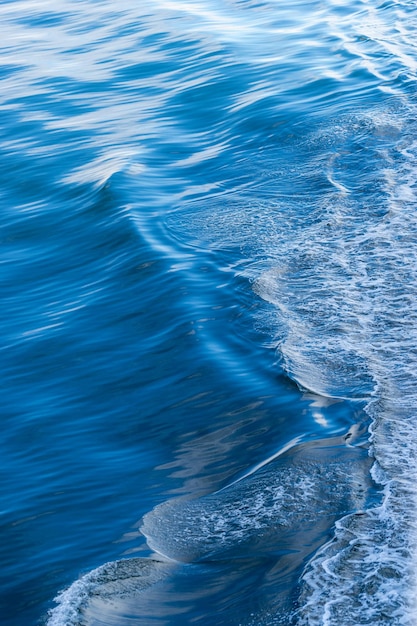 Vue d'angle élevé de la mer bleue