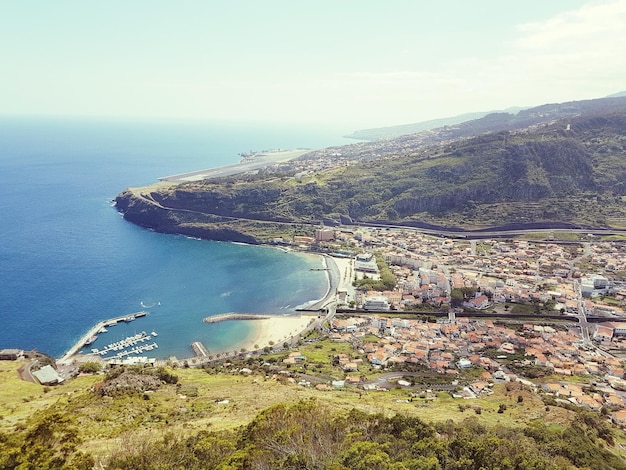 Vue d'angle élevé de la mer et du paysage urbain contre le ciel