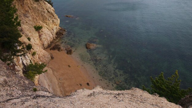 Vue d'angle élevé de la mer par la montagne contre le ciel