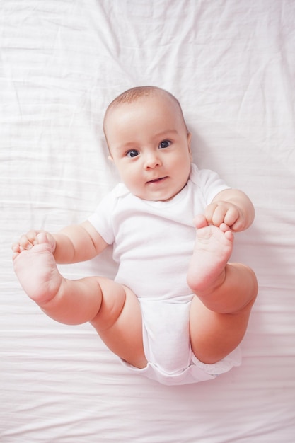 Photo vue d'angle élevé d'un mignon bébé sur le lit