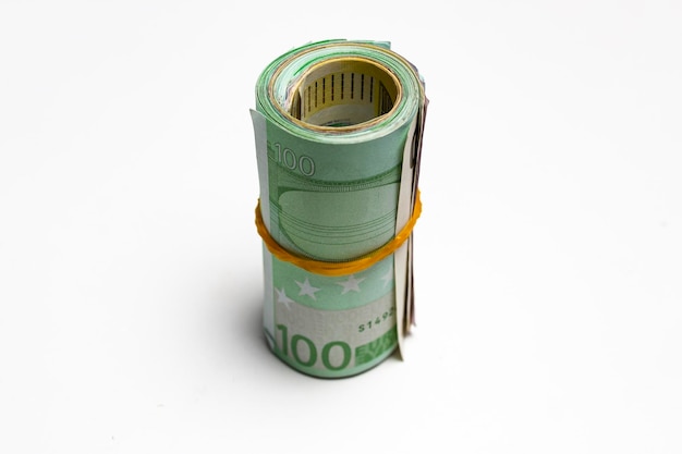 Vue d'angle élevé de la monnaie en euros sur fond blanc