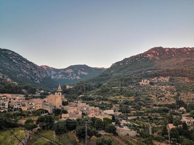 Vue d'angle élevé de la montagne contre un ciel dégagé