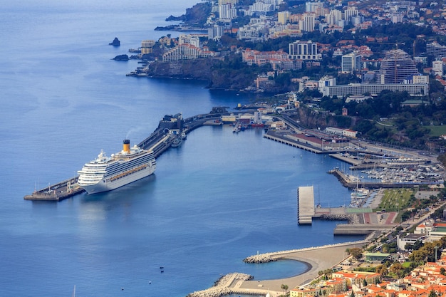 Vue d'angle élevé d'un navire amarré au port