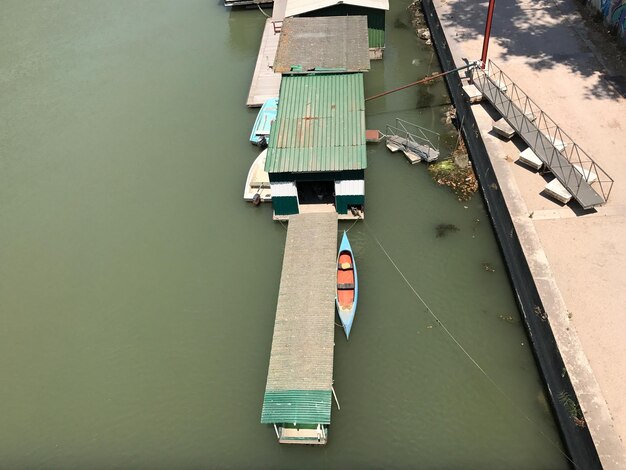 Photo vue d'angle élevé d'un navire nautique amarré sur un fleuve