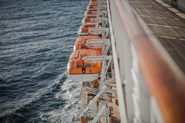 Vue d'angle élevé d'un navire navigant en mer