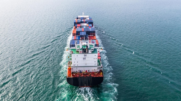Vue d'angle élevé d'un navire navigant en mer