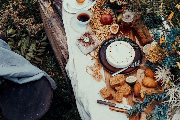 Vue d'angle élevé de la nourriture et des boissons avec des fleurs sur la table