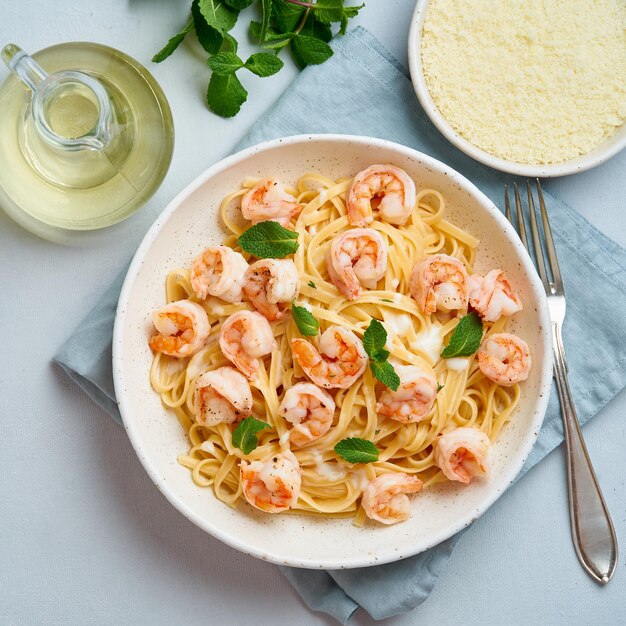 Photo vue d'angle élevé de la nourriture crevettes pâtes spaghettis servis sur la table