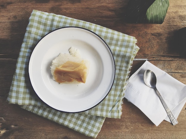 Photo vue d'angle élevé de la nourriture dans l'assiette sur la table