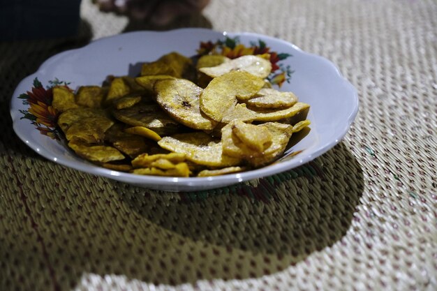 Vue d'angle élevé de la nourriture dans l'assiette sur la table