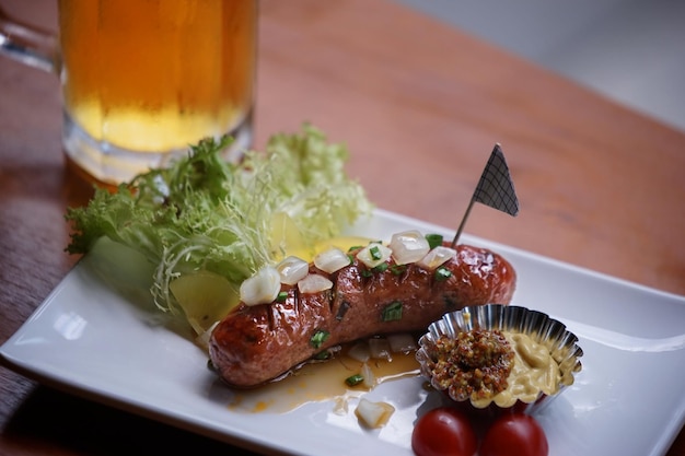 Vue d'angle élevé de la nourriture dans l'assiette sur la table