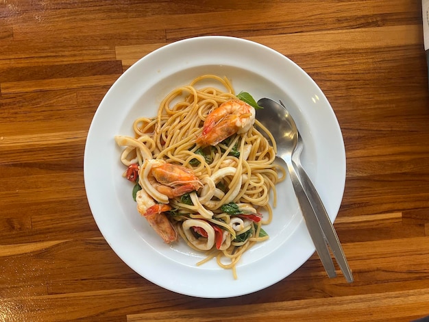 Vue d'angle élevé de la nourriture dans l'assiette sur la table