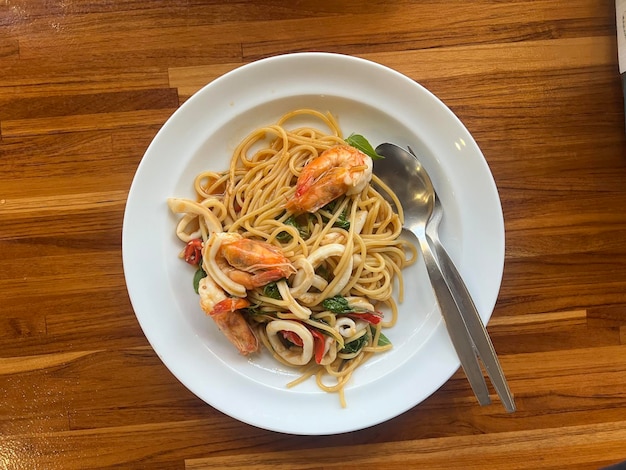 Photo vue d'angle élevé de la nourriture dans l'assiette sur la table