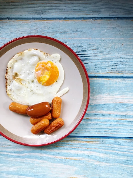 Vue d'angle élevé de la nourriture dans l'assiette sur la table