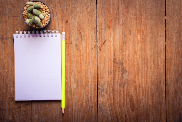 Vue d'angle élevé de la nourriture dans le bol par bloc-notes et crayon sur la table