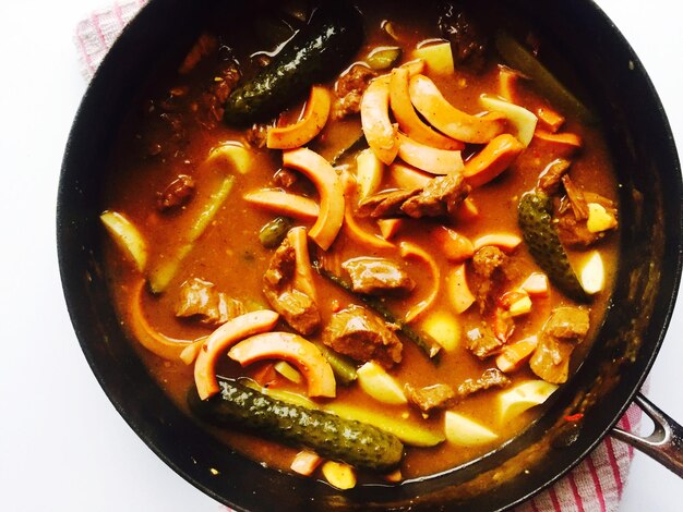 Vue d'angle élevé de la nourriture dans la casserole sur la table