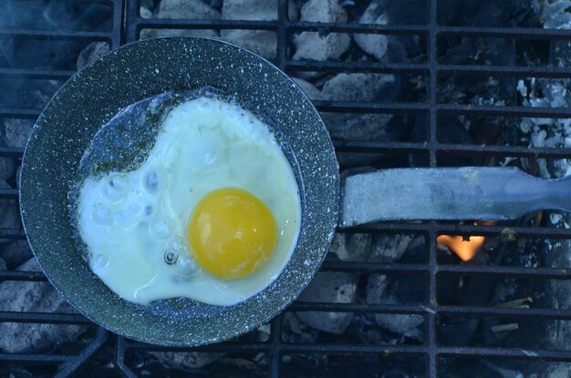 Photo vue d'angle élevé de la nourriture sur le gril de barbecue