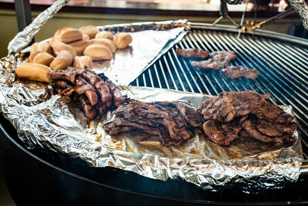 Photo vue d'angle élevé de la nourriture sur le gril de barbecue