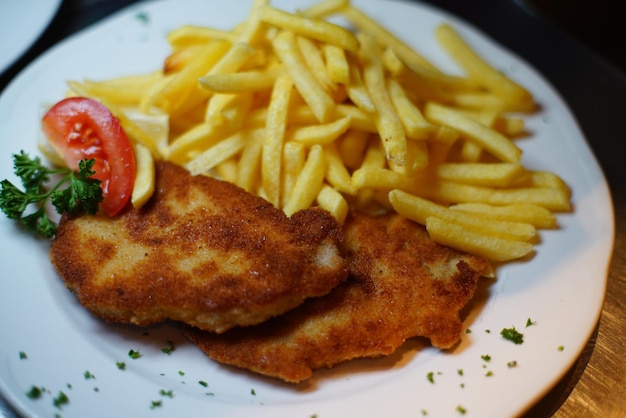 Vue d'angle élevé de la nourriture servie dans l'assiette