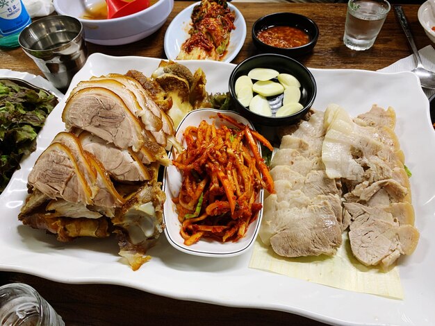 Photo vue d'angle élevé de la nourriture servie sur la table